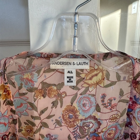 Beautiful, light, floral cover up - Picture 3 of 3